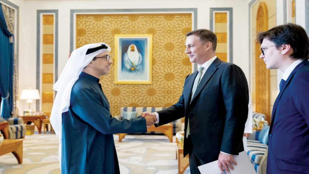 منصور بن زايد يؤكد متانة العلاقات الثنائية بين الإمارات وروسيا في لقاء مشترك